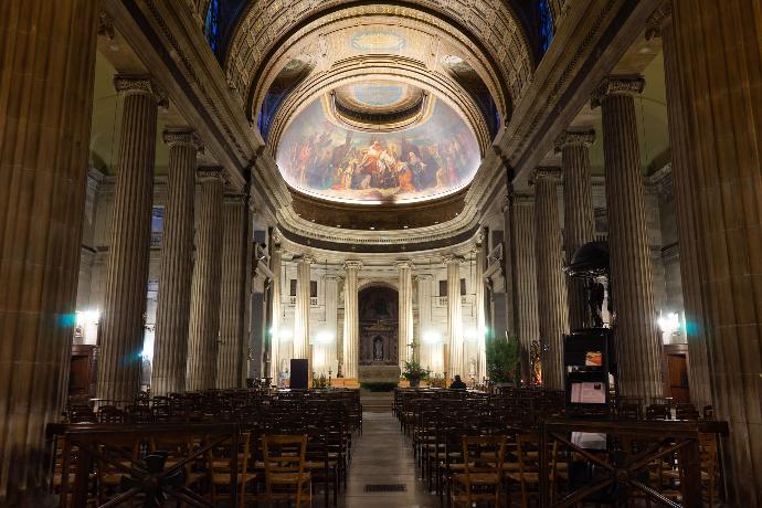 Paris, église Saint-Philippe-du-Roule : vue générale de la nef vers le chœur, orné de la Descente de croix de Théodore Chassériau (huile sur toile marouflée, 1852-1856). Cl. M. Samadet/Ville de Paris, novembre 2021