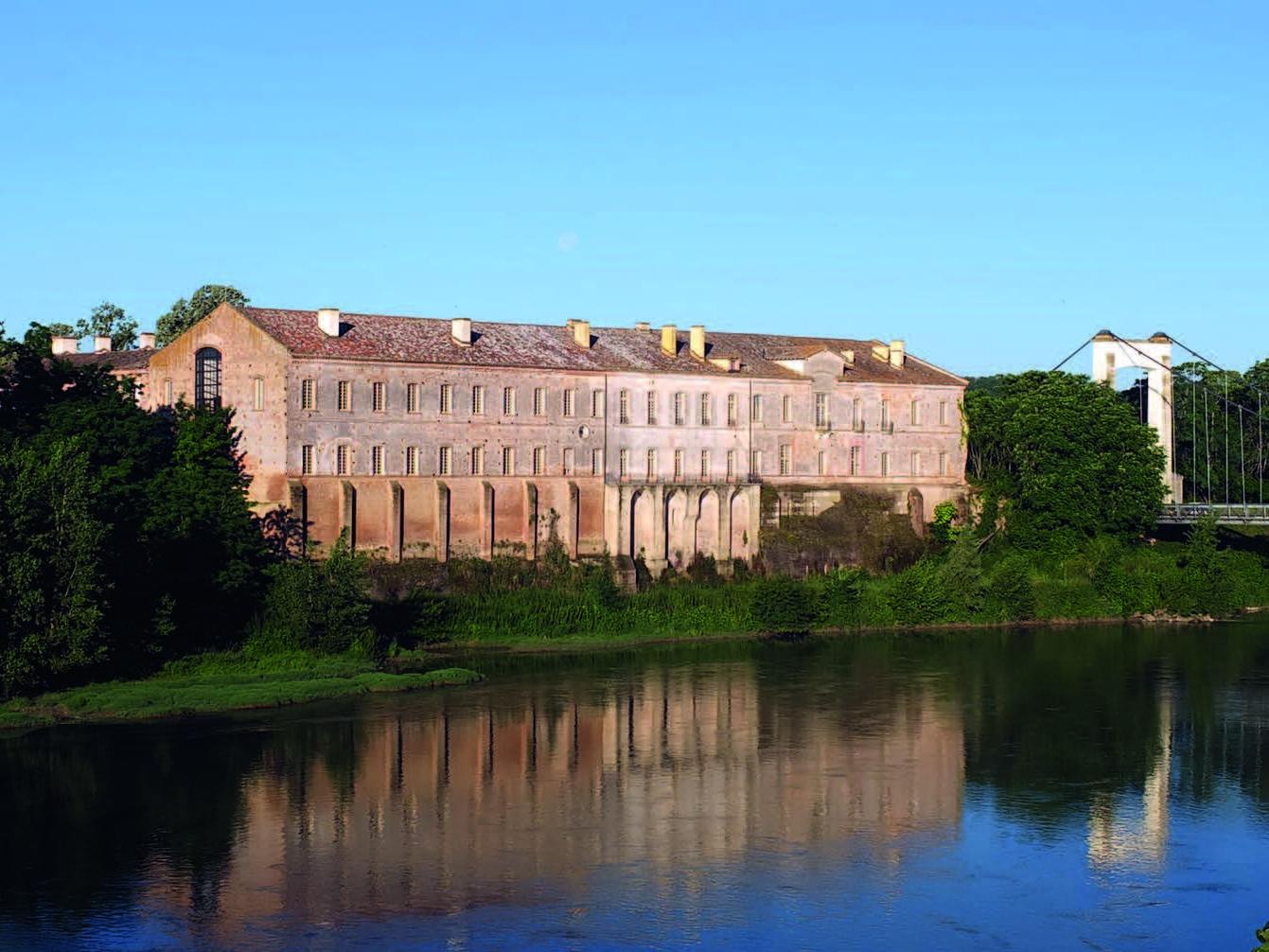 Cordes-Tolosannes, abbaye de Belleperche, vue de la façade nord donnant sur la Garonne. Le réfectoire se situe entre l’extrémité droite et le pont suspendu.